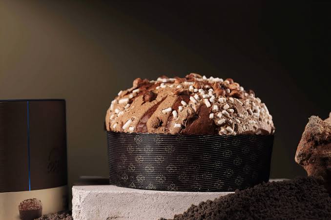 Panettone with Raisins, Topped with Glaze and Hazelnuts 1000g - Fiasconaro